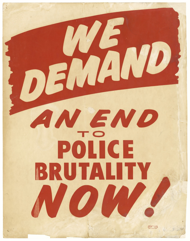 Ein Plakat mit fetter schwarzer Schrift, das "Wir fordern jetzt ein Ende der Polizeigewalt" fordert, vor einem weißen Hintergrund, umrahmt von einem schwarzen Rand, in einer modernen Schriftart.