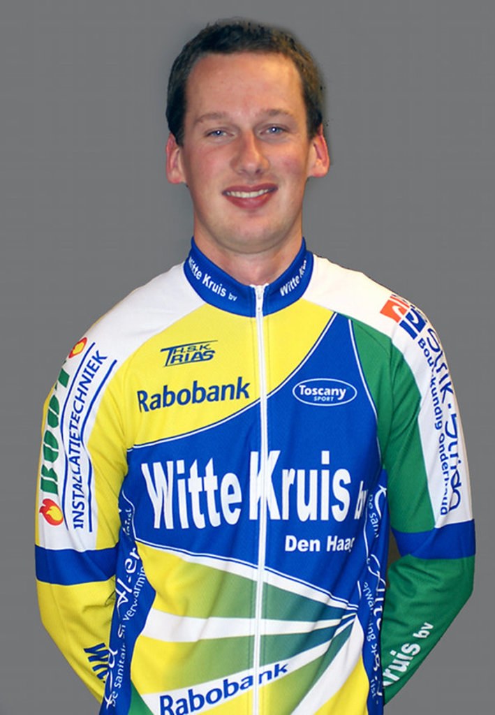 Ein Sportler posiert für ein Foto mit Namen von Sponsoren auf seinem T-Shirt.