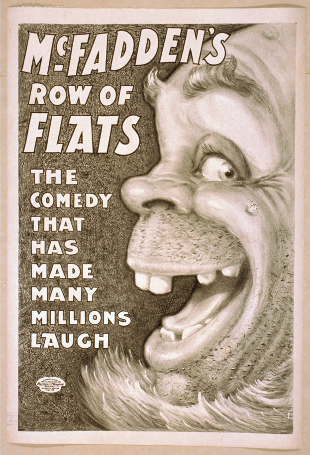 Plakat einer lachenden Person mit wilden Haaren, weiten Augen und einem strahlenden Grinsen, eingerahmt von einem hellgelben Hintergrund, mit dem Text "McFadden's Row of Flats: The Comedy That Has Made Many Millions Laugh" quer über das Bild.