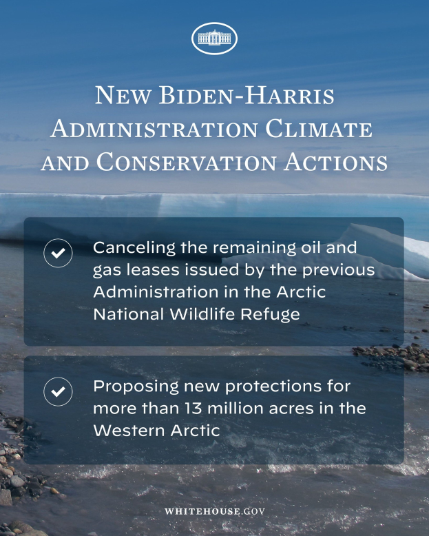 Plakat mit der Aufschrift "Neue Klimaschutz- und Naturschutzmaßnahmen der Biden-Harris-Regierung" vor einem Himmel mit Wolken, Wasser und Steinen.