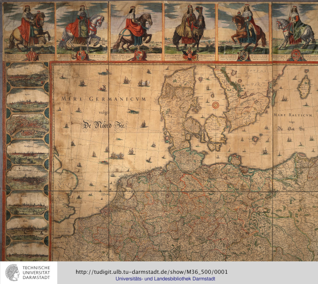 Eine detaillierte Karte von Deutschland mit einer Gruppe von Menschen in traditioneller Kleidung, die im Hintergrund auf Pferden reiten, und Text am unteren Rand.