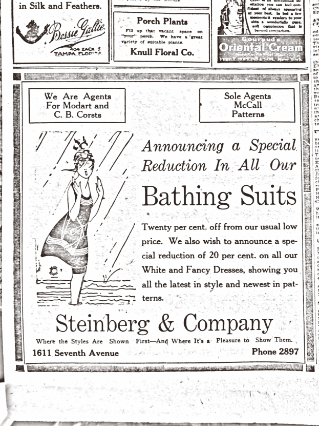 Eine Frau in einem weißen hochgeschlossenen, langärmligen Kleid mit ihrem Haar zu einem Knoten gebunden, die zentral in einer Anzeige für Steinberg & Company's Badesachen steht, umgeben von Text.