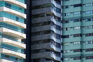 Mehrere Gebäude verschiedener Höhen und Designs sind in einer städtischen Umgebung zu sehen.