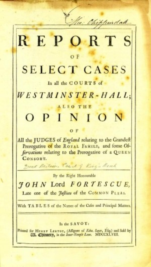 Titelblatt eines alten Buches mit dem Titel 'Berichte über ausgewählte Fälle in den Gerichten von Westminster-Hall sowie die Meinung von John Lord Fortescue' mit einer offenen Seite, die schwarzen Tintentext zeigt.