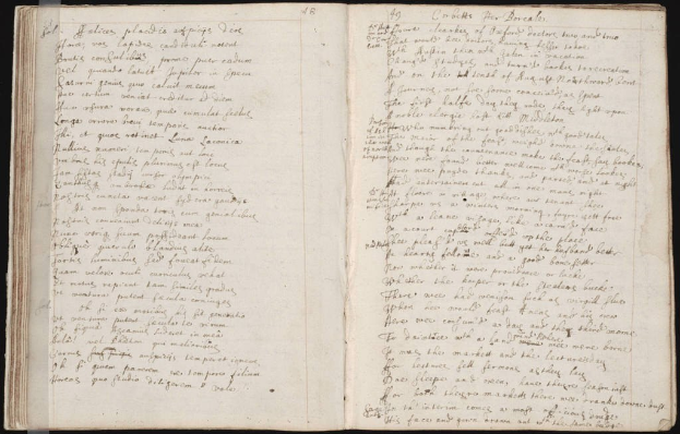 Ein aufgeschlagenes Buch mit Schrift darauf.