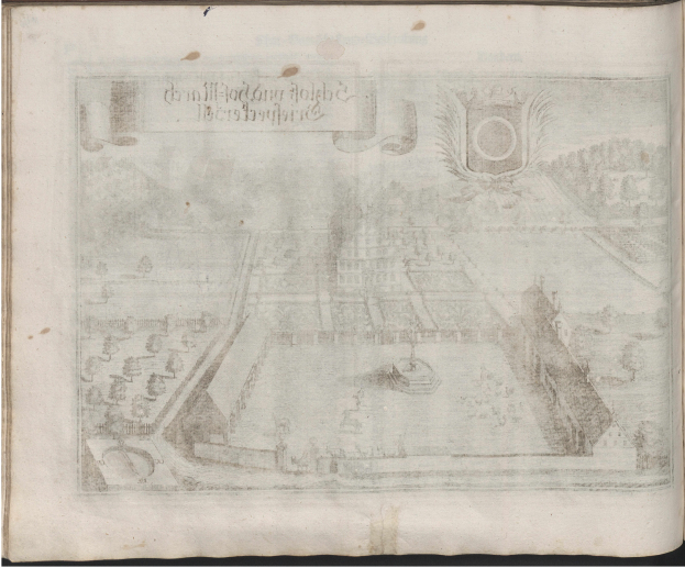 Ein aufgeschlagenes Buch mit einer detaillierten Stadtansicht-Illustration, das von Gebäuden, Straßen und anderen Merkmalen begleitet wird, zusammen mit beschreibendem Text.