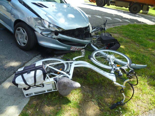POL-EU: Radfahrer stürzt: schwer verletzt