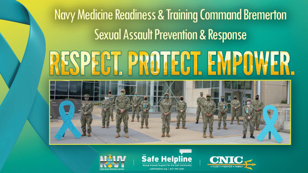 Plakat für das Sexual Assault Prevention & Response Programm der Navy Medicine Readiness & Training Command Bremerton mit Uniformierten vor einem Gebäude mit der Aufschrift "Respekt, Schutz, Ermächtigung."