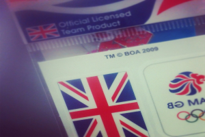 Nahaufnahme eines Ausweises mit der amerikanischen Flagge und der Aufschrift "Critical Licence" auf der Vorderseite.