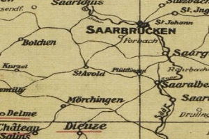 Ein alter Stadtplan von Saarbrücken, Deutschland, der detaillierte Straßen, Gebäude und Sehenswürdigkeiten mit Text in einer klassischen Schriftart zeigt.