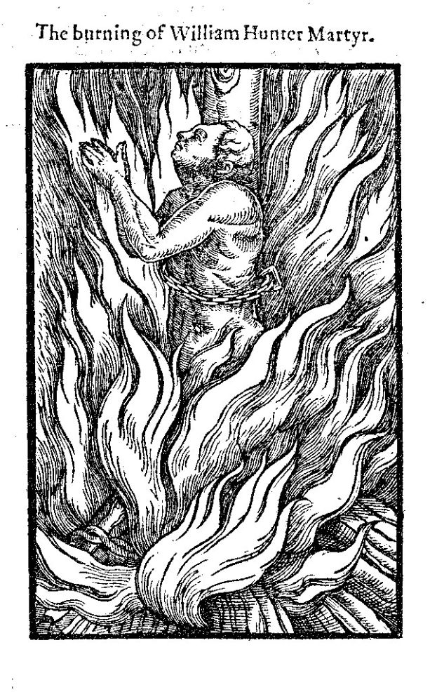 Schwarze und weiße Zeichnung einer Person, die von hellorangeen und gelben Flammen umgeben ist, mit geschlossenen Augen und gefalteten Händen, mit der Überschrift "Die Verbrennung von William Hunter Märtyrer" in fetter schwarzer Schrift darüber.