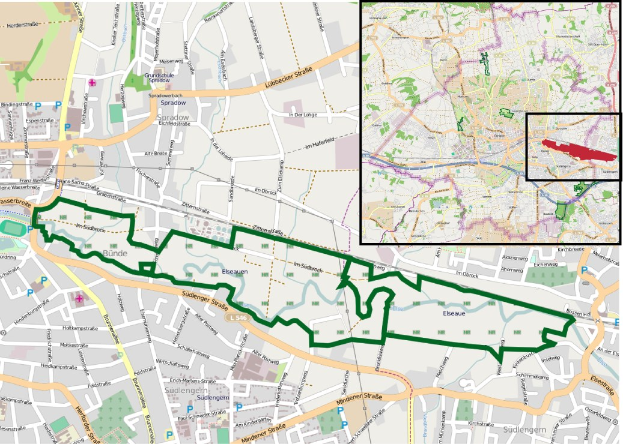Karte einer in zwei Abschnitte geteilten Stadt mit einer grünen Linie, die die Route einer Fahrradtour anzeigt, Start- und Endpunkte, Dauer und Sehenswürdigkeiten.