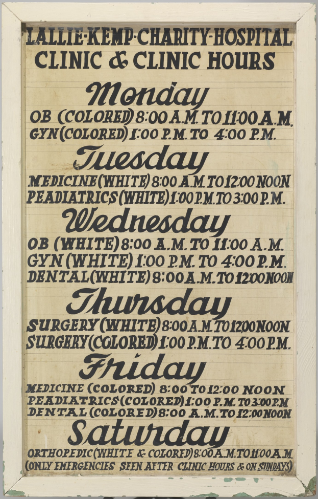 Plakat mit dem Text "Lallie Kemp Charity Hospital Clinic & Clinic Hours", das die Klinik und ihre Öffnungszeiten bewirbt.