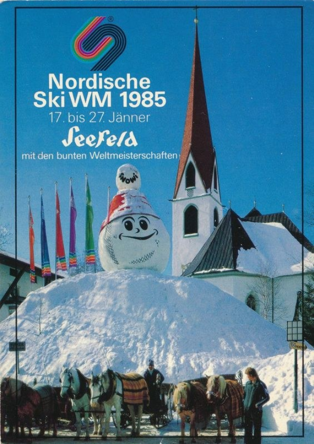 Plakat für die Nordischen Skiweltmeisterschaften 1985 in Seefeld, Schweiz, das eine verschneite Landschaft mit Skifahrern, Pferden, Stöcken, Fahnen, Gebäuden, Bäumen und Text vor einem Himmel zeigt.