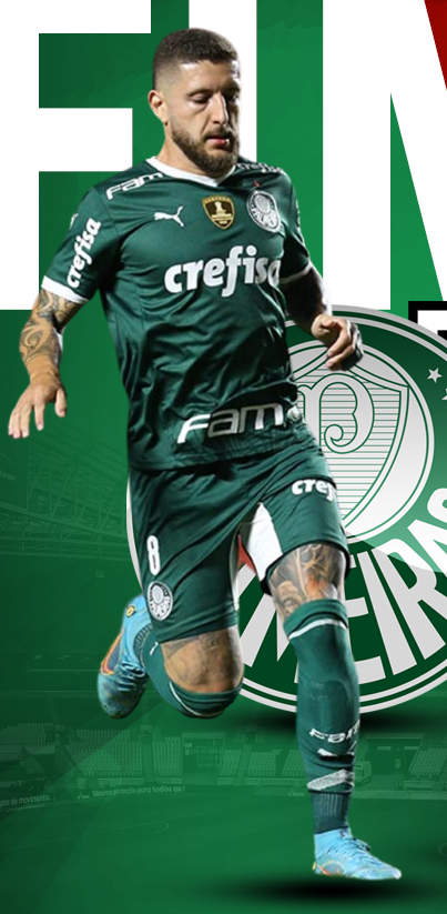 Ein Mann in einem grünen Fussballtrikot rennt mit einem Fussball, zeigt sichtbare Tattoos, vor einem Hintergrund mit einem Logo und Text.