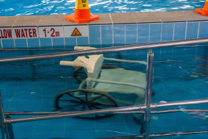 Schwimm-Meister fordern Bronze-Anforderung für unter 16-Jährige in Öffentlichen Schwimmbädern