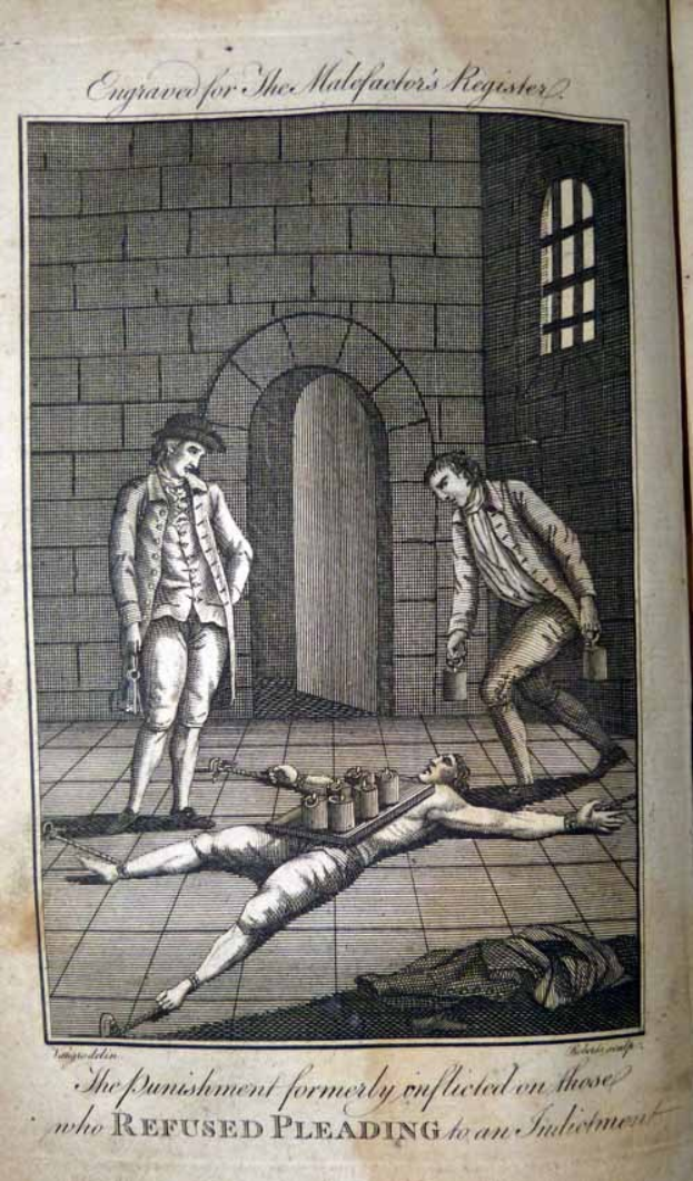 Ein abgenutztes Buchdeckblatt zeigt einen Mann auf dem Boden liegend, umgeben von zwei Personen, einer Wand mit einer Tür und einem Fenster, mit der Aufschrift "Die Strafe, die früher denen auferlegt wurde, die sich weigerten, sich schuldig zu bekennen."