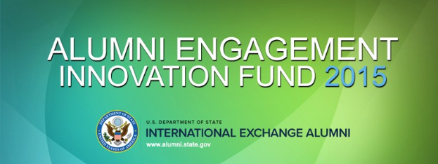 Grüner Hintergrund mit zentraler weißer Schrift, die "Alumni Engagement Innovation Fund 2015" lautet, und einem blauen Kreislogo mit weißer Umrandung und einem weißen Stern in der Mitte.