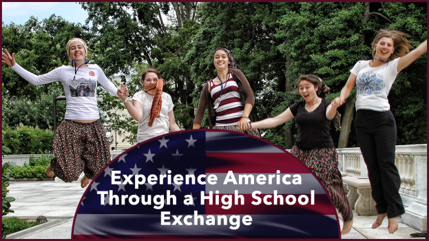 Gruppe von Frauen, die in die Luft springen und strahlen, umgeben von Bäumen und Pflanzen unter einem klaren blauen Himmel, mit Text unten, der 'Erlebe Amerika durch einen High-School-Austausch' lautet.