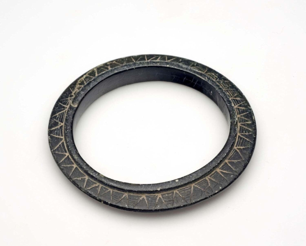 Nahaufnahme einer schwarzen Gummidichtung für Yamaha YZF-R-Serie-Motorräder auf einer weißen Oberfläche.