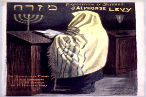 Ein Plakat, das eine Ausstellung jüdischer Kunst in Paris ankündigt, zeigt eine Person vor einem Tisch mit einem Buch und einer Menora, sowie Text mit Ausstellungdetails.