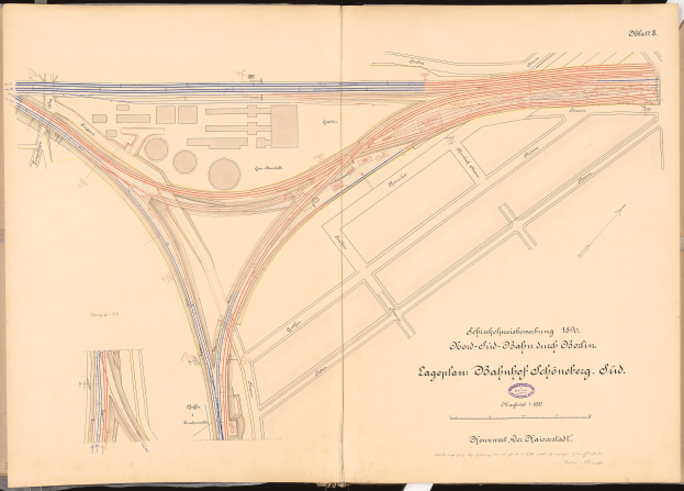 Offenes Buch mit detaillierter Stadtkarte mit beschrifteten Straßen, Autobahnen, Straßen, Gebäuden und Sehenswürdigkeiten.