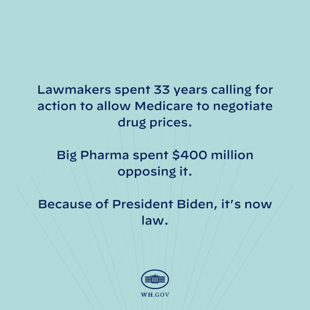 Ein blauer Hintergrund mit fetter weißer Schrift, die "Lawmakers Spent 33 Years Calling for Action to Allow Medicare to Negotiate Drug Prices" angibt, und ein Logo unten.