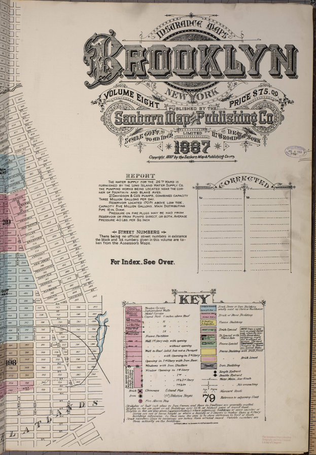 Ein altes Buch mit einer detaillierten Karte von Brooklyn, New York, auf der Straßen, Parks und Sehenswürdigkeiten bezeichnet sind, begleitet von beschreibendem Text.