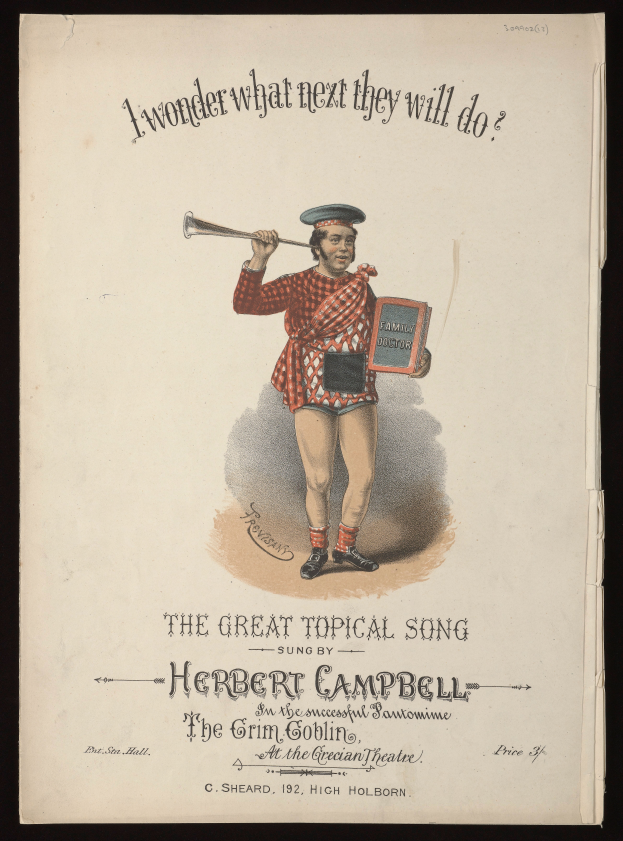 Eine Person in einem bunten Outfit hält ein Musikinstrument und ein Blatt Papier mit den Worten "Das Große Topiklied von Herbert Campbell", strahlend fröhlich.