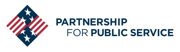 Logo der Partnership for Public Service mit einem blauen Kreis mit einem weißen Stern, einem weißen Rand und fetter schwarzer Schrift auf einem weißen Hintergrund, mit einer blauen und weißen Leiste darunter.