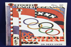 Ein Buch mit einem blauen Hintergrund und einer Titelseite mit Text und Ringen, betitelt "Offizielles Programm für die Olympischen Spiele 1928 in Amsterdam."