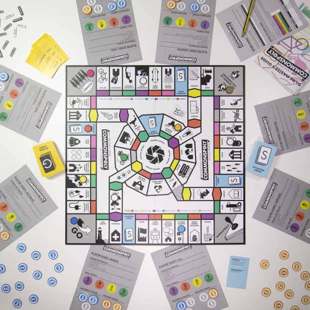 Schwarze und weiße Zeitungsanzeige für das Monopoly-Brettspiel mit Text, der seine Funktionen beschreibt.