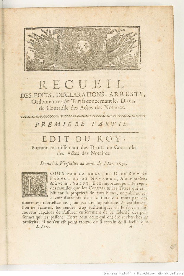 Ein in Leder gebundenes Buch mit dem Titel "Recueil des Edits, Declarations, Arrests, Ordinances & Tarifs Concentrantes des Droits de Controlles des Actes des Notaires" mit einer Zeichnung auf einer offenen Seite, veröffentlicht im Jahr 1793.