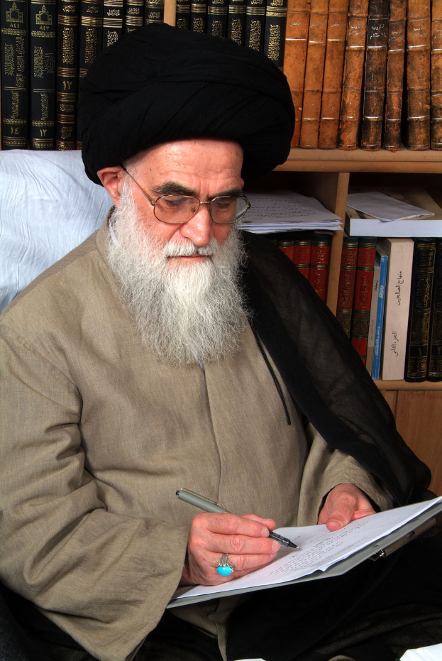 Ayatollah Ali Khamenei, der Oberste Führer von Iran, sitzt an einem Schreibtisch und schreibt mit einem Stift auf ein Blatt Papier, mit einem Bücherregal voller Bücher dahinter.