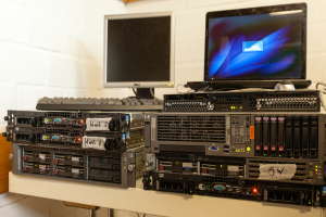 Ein Tisch mit Monitoren, die Daten von elektrischen Geräten anzeigen.