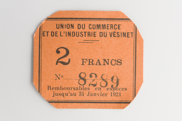 Orangefarbenes Ticket mit "Union du Commerce et de l'Industrie du Vésinet"-Text auf weißem Hintergrund.