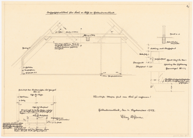 Schwarze-weißer architektonischer Entwurf eines Hauses mit einem geneigten Dach, beschriftet als erster Grundriss, begleitet von detailliertem Text und strukturellen Anmerkungen.