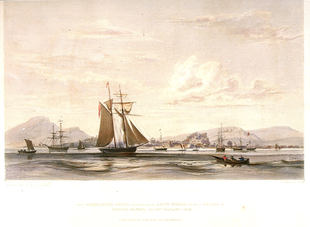 Ein historisches Gemälde, das eine Gruppe von Booten auf Wasser mit Menschen, Hügeln im Hintergrund und Text am unteren Rand zeigt, der "The Resolution Yacht Returning to Leith Roads from a Cruise in Scotland Waters on 30 August 1848" lautet.