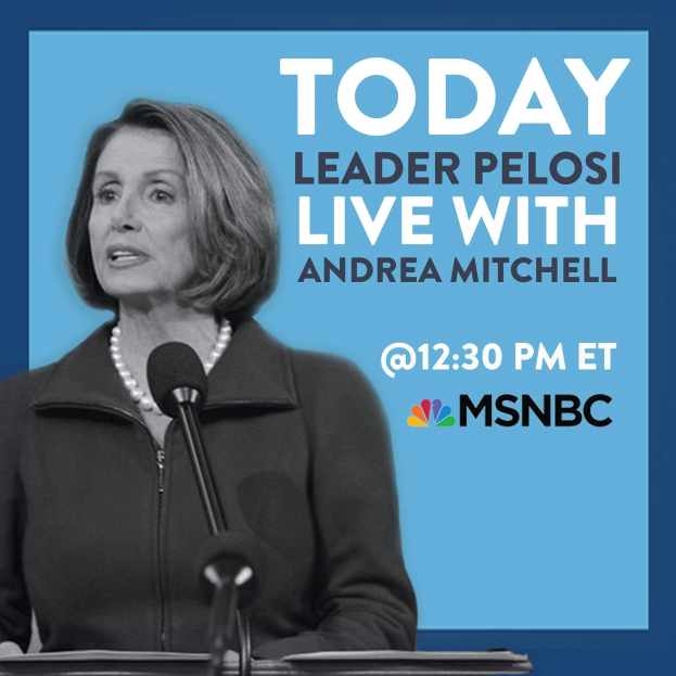 Die Sprecherin des Repräsentantenhauses Nancy Pelosi steht an einem Rednerpult mit einem Mikrofon, trägt einen marineblauen Anzug und eine weiße Bluse und hat ihr Haar zu einem Dutt gebunden, während 'Today Leader Pelosi Live with Andrea Mitchell' rechts zu sehen ist.