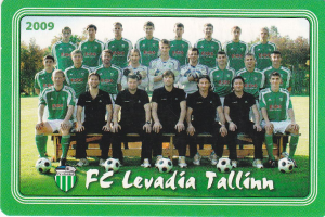 Ein Plakat der FC Levadia Tallinn Mannschaft mit einer Gruppe von Menschen im Vordergrund, Fußballbällen auf dem Boden, Bäumen und einem klaren blauen Himmel im Hintergrund, mit Text und einem Logo unten.