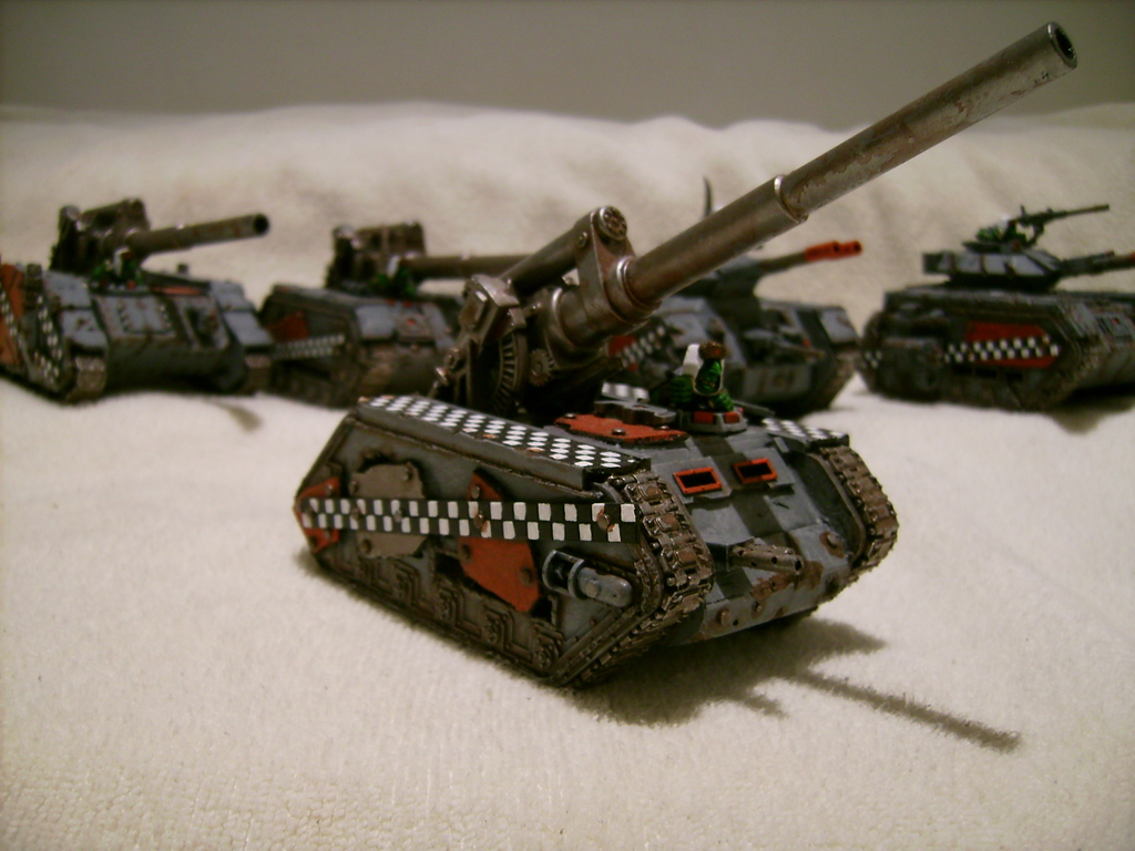 Panzer auf weißem Tuch mit weißem Hintergrund angezeigt.