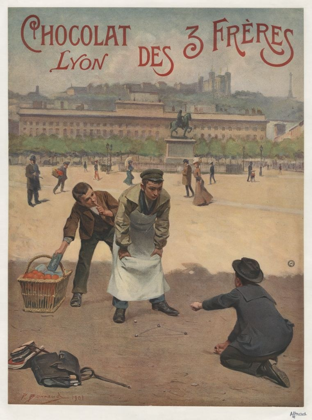Plakat, das "Chocolat des 3 Freres Lyon" bewirbt, zeigt eine Gruppe von Menschen mit einem Korb voller Früchte im Vordergrund, Gebäude, Bäume, eine Statue und einen klaren blauen Himmel im Hintergrund.