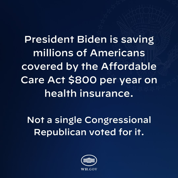 Blauer Hintergrund mit weißer Schrift und einem Logo, das besagt "Präsident Biden spart Millionen von Amerikanern, die von der Affordable Care Act profitieren, jährlich $800 bei der Gesundheitsversicherung."