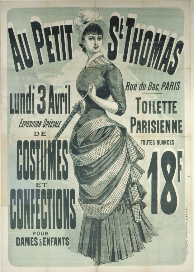 Ein Vintage-Plakat, das eine Kostümvorstellung bewirbt, zeigt eine Frau in einem langen, hochgeschlossenen, langärmligen Kleid mit einem Dutt, die anmutig mit verschränkten Händen posiert.