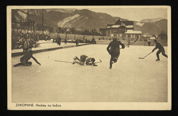 Schwarzes und weißes Foto von Menschen, die Hockey auf einem Eisplatz mit Gebäuden, Bäumen, Pfählen und Bergen im Hintergrund spielen, und Text unten.