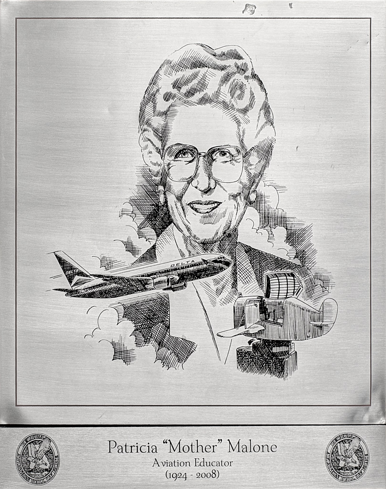 Porträt von Patricia Mother Malone, einer Fluglehrerin, die eine Brille trägt und lächelt, mit einem Flugzeug im Hintergrund und dem Text "Patricia Mother Malone Fluglehrerin" unten.