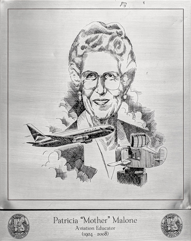 Porträt von Patricia Mother Malone, einer Fluglehrerin, die eine Brille trägt und lächelt, mit einem Flugzeug im Hintergrund und dem Text "Patricia Mother Malone Fluglehrerin" unten.