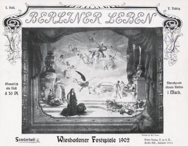 Schwarz-weiß-Foto einer Bühne von den 1902er Wiesbadener Festspielen mit Darstellern in traditioneller deutscher Tracht und einem applaudierenden Publikum.