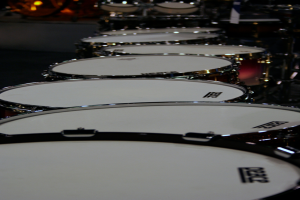 Eine Vielzahl von Drogen, die auf einem Boden verstreut sind.