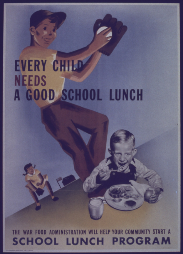 Ein Plakat mit einem Jungen und einem Mädchen, die an einem Tisch mit einem Teller Essen, einem Glas und anderen Gegenständen sitzen, mit der Aufschrift "Jedes Kind braucht eine gute Schulmahlzeit."